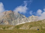 Salendo al colle Autaret, il versante est del Maniglia con i relativi 