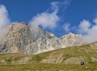 Salendo al colle Autaret, il versante est del Maniglia con i relativi 
