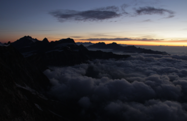 Gruppi del Mischabel/Weissmies e Aletsch sullo sfondo, poco prima dell'alba