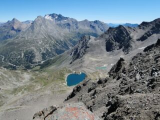 Vista di vetta sui laghi con Terrarossa e Breithorn sullo sfondo