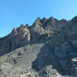 la vetta (la cima più a dx) e il canale dal colle