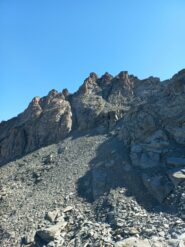 la vetta (la cima più a dx) e il canale dal colle