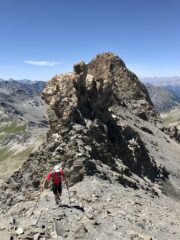 Quasi in vetta alla Rocca Rossa, sullo sfondo il Pan di Zucchero.