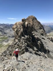 Quasi in vetta alla Rocca Rossa, sullo sfondo il Pan di Zucchero.