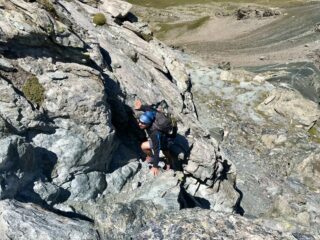 Facili risalti da affrontare con attenzione per la qualità scivolosa della roccia