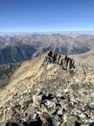 I segni rossi nella pietraia da Punta Corsica verso il Picco Bastia