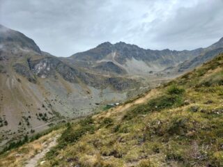 in basso Alpe Seyvaz dove ho lasciato la bici, sfondo colle St.Barthlemy e p.ta Verdona