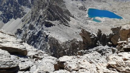 Il lago dei Nove Colori ripreso dall'uscita del canale 
