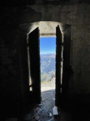 Dentro una casermetta