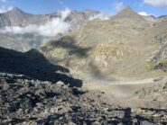 al centro torrente e lago secco da attraversare