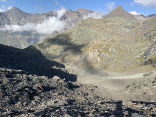 al centro torrente e lago secco da attraversare