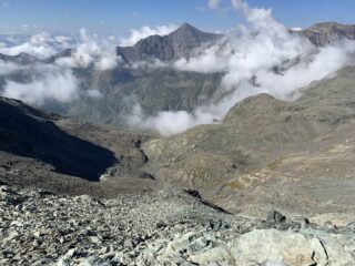 dal col Sulè, al centro torrente e lago in secca da attraversare