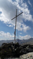 la croce all'uscita della via posta su una spalla del M.Sarezza vero e proprio..