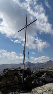 la croce all'uscita della via posta su una spalla del M.Sarezza vero e proprio..