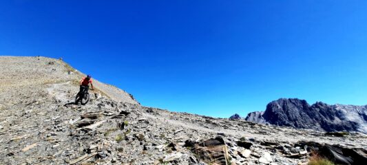 In discesa sotto la cima 