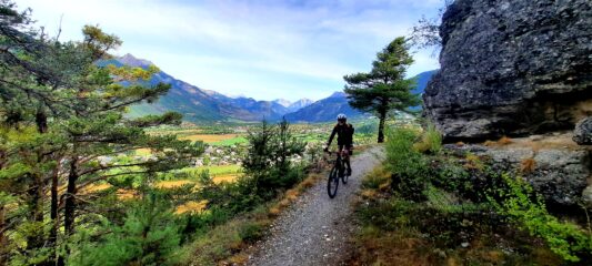 Sentieri di discesa sul lato nord di Mont Dauphin