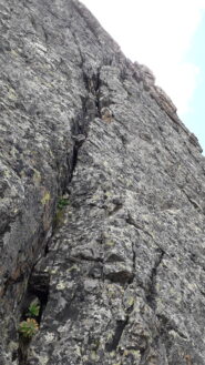 Il muro finale solcato da fessura cieca..il tratto piu interessante dal punto di vista della scalata al pari del diedro iniziale..dell'intera via..