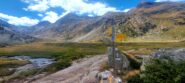 Il bivio per il lago delle Loie e il pianoro da percorrere