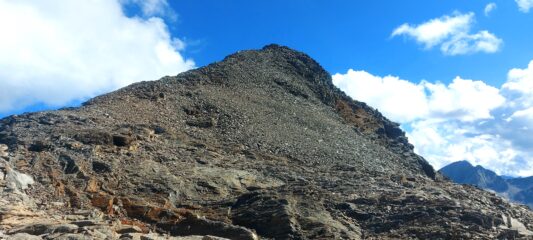 la testa della nord vista dall'altopiano spazioso. con cresta da percorrere