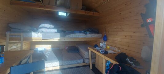 interno del bivacco 