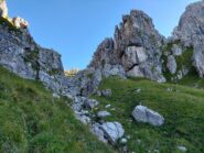 Il Rifugio Azzoni visto scendendo il Canale di Valnegra
