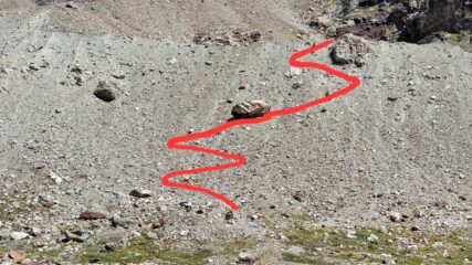 nuvo percorso di accesso al rifugio con risalita su morena ripida e instabile