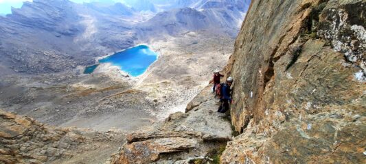 Scendendo la stretta cengia che adduce alla cengia Izoard