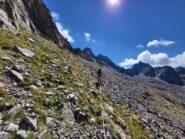 lungo traverso in discesa verso il passo sud di panieris sullo sfondo il Blancias