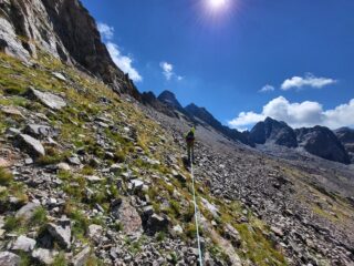 lungo traverso in discesa verso il passo sud di panieris sullo sfondo il Blancias