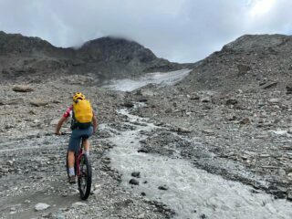 Ultimo tratto ciclabile lambendo il ghiacciaio