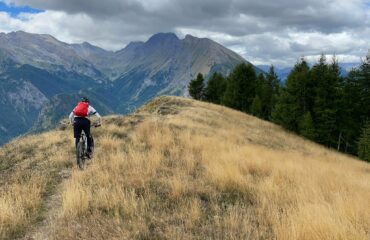Con un po' di malinconia anche per via del cielo grigio si torna a valle...