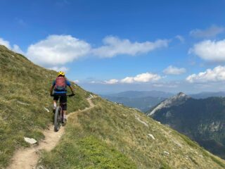 Bel sentiero per rientrare al Colletto Balma, intervalla tratti ripidi e tecnici ad estetici traversi dove ci si gode il panorama 