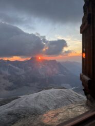 I raggi del tramonto colpiscono il rifugio