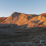 Prime luci del giorni su Roc Peyrous e lago Galambra