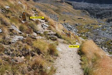 Il bivio, passato il rifugio Arbolle, tra i sentieri 102 (Col d’Arbolle) ed il 16 (Col Garin). Sullo sfondo i ruderi di Modzon