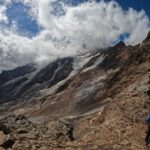 Scendendo appena sotto il colle