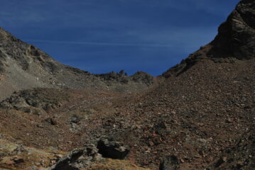 Risalendo il vallone d’Arbolle, in vista del Colle e della Punta dei Tre Cappuccini. Il Col d’Arbolle, ancora invisibile, è sulla destra
