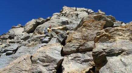 Fuori traccia, salendo direttamente le rocce ben appigliate che portano verso l'anticima a sx della selletta.