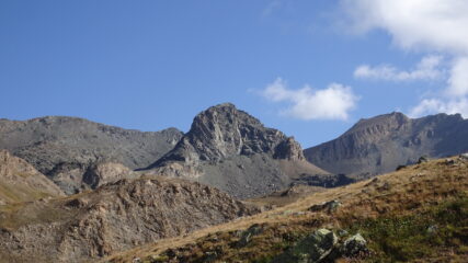 al centro punta Bes e appena a sx Punta Leynir con la cresta da percorrere