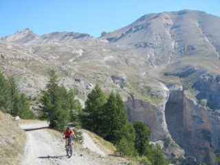 l'imponente bastionata che sorregge il Monte Seguret