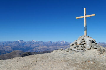 Croce di vetta Sommeiller ed Ecrins sullo sfondo