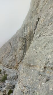 Partenza del sesto tiro verso sx, io ho seguito una fessurina con chiodi (IV+) andando a prendere lo spigolo più in alto, probabilmente è una variante. 70 m