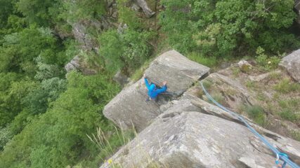 L3, apertura via. Nico sul passo che aggira il grande masso appoggiato.