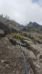 L4, apertura via. Nico incrocia sul passo in traverso che conduce all'uscita della via.