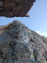 Partenza del IV tiro dalla forcella con masso incastrato; conviene procedere da questo lato anzichè traversare tutto a destra