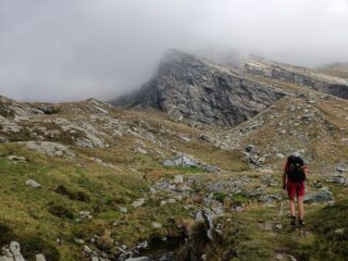 In arrivo all'Alpe Oche Inferiori, dove la traccia per il Marzo si stacca (a destra) dal GTA