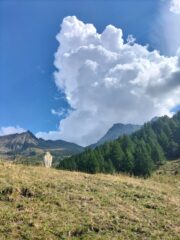 Il sasso che permette di ritrovare il sentiero sopra Ronc