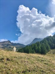 Il sasso che permette di ritrovare il sentiero sopra Ronc