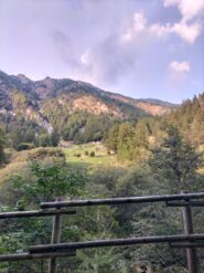 Gli alpeggi di Grun e Tseuc visti dal bivio 