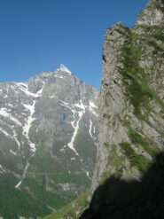 La Torre di profilo con la Lera Orientale sullo sfondo